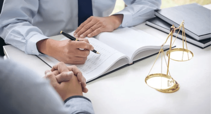 עורך דין אזרחי מסחרי בפגישה עם לקוח וחתימה על מסמכים